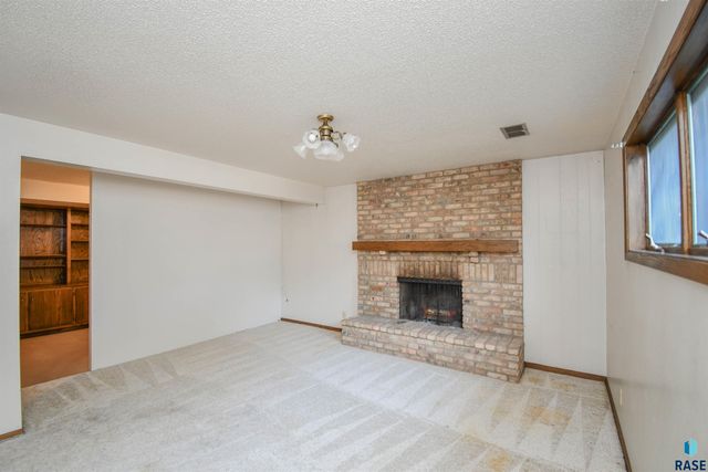 2605 W 33 St Street, Sioux Falls, SD 57105