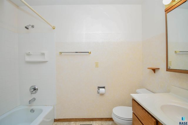 2605 W 33 St Street, Sioux Falls, SD 57105