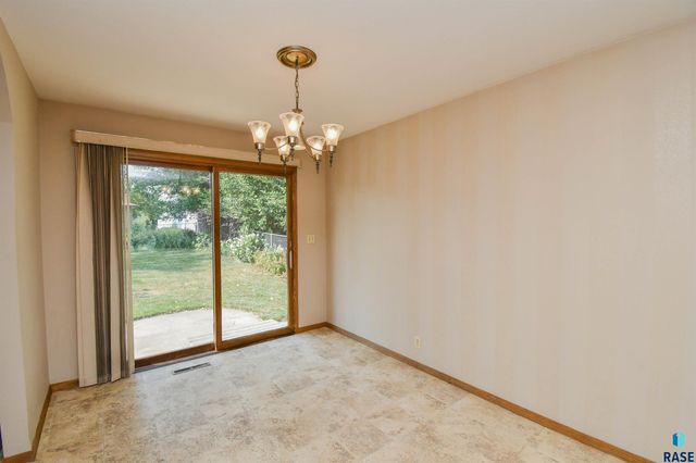 2605 W 33 St Street, Sioux Falls, SD 57105