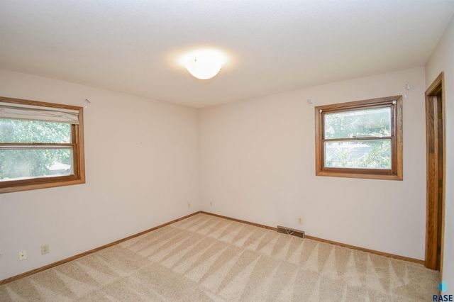 2605 W 33 St Street, Sioux Falls, SD 57105