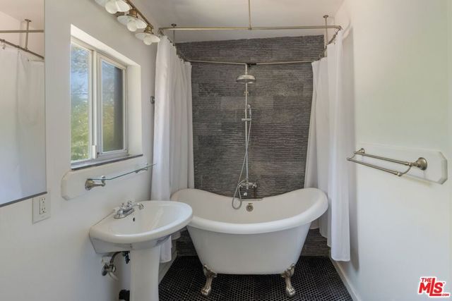 2573 Glen Green Street, Los Angeles, CA 90068