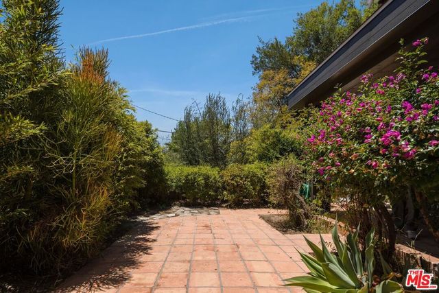 2573 Glen Green Street, Los Angeles, CA 90068