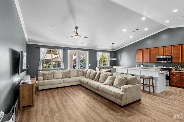 8905 Cadbury Drive, Bakersfield, CA 93311