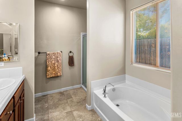 8905 Cadbury Drive, Bakersfield, CA 93311
