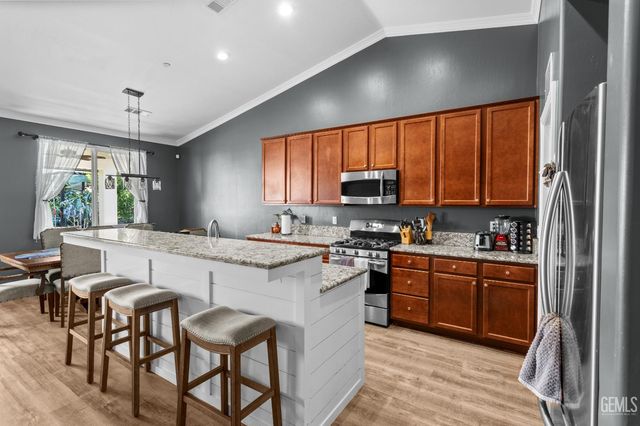 8905 Cadbury Drive, Bakersfield, CA 93311