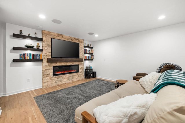 N67W25382 Breckenridge COURT, Sussex, WI 53089