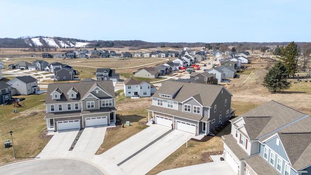 N67W25382 Breckenridge COURT, Sussex, WI 53089