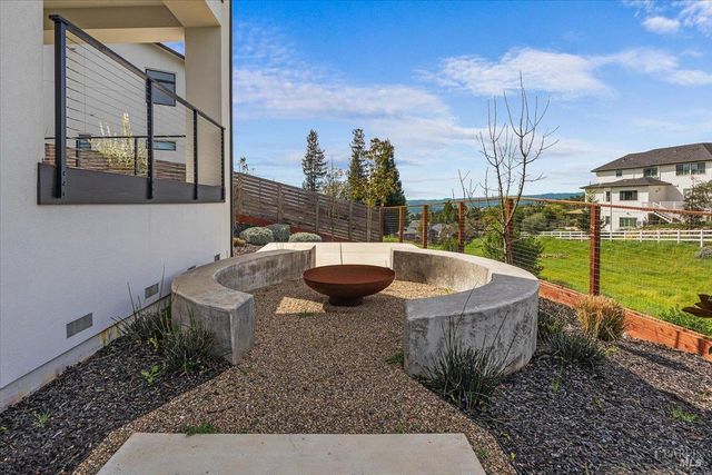 3623 Crescent Cir, Santa Rosa, CA 95403