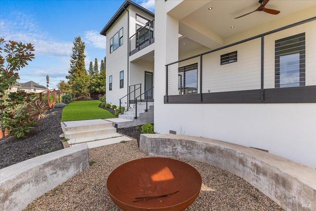 3623 Crescent Cir, Santa Rosa, CA 95403