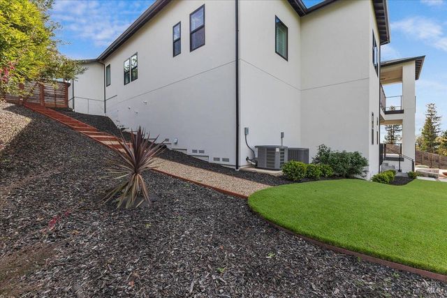 3623 Crescent Cir, Santa Rosa, CA 95403