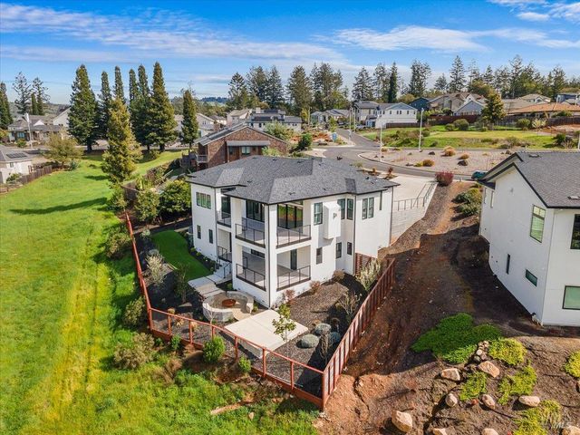 3623 Crescent Cir, Santa Rosa, CA 95403