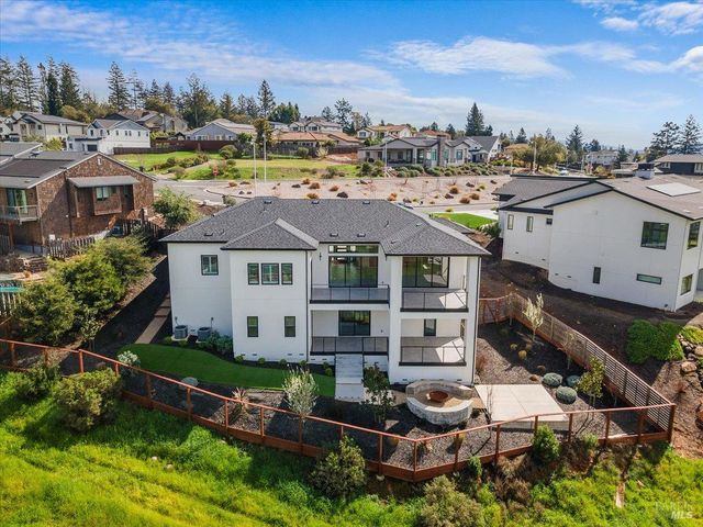 3623 Crescent Cir, Santa Rosa, CA 95403