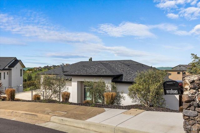 3623 Crescent Cir, Santa Rosa, CA 95403