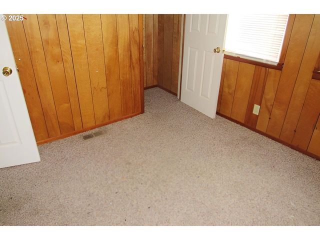 165 ROBINSON St, Sutherlin, OR 97479