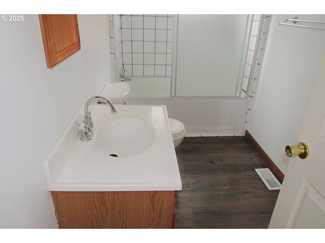 165 ROBINSON St, Sutherlin, OR 97479