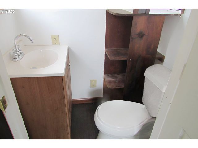 165 ROBINSON St, Sutherlin, OR 97479