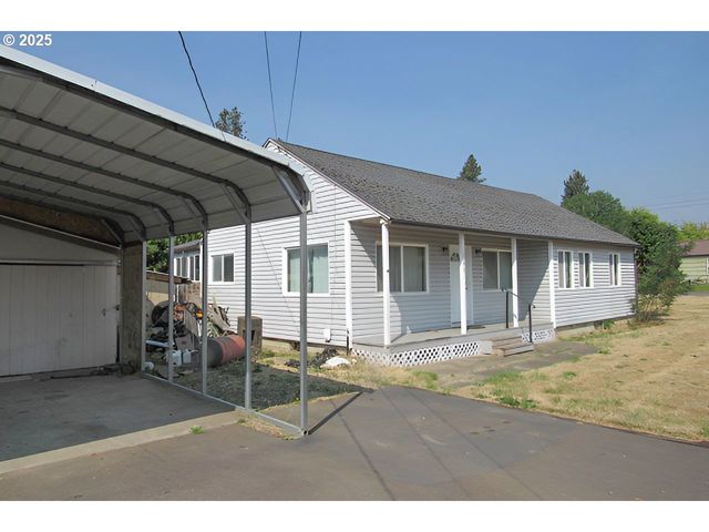 165 ROBINSON St, Sutherlin, OR 97479