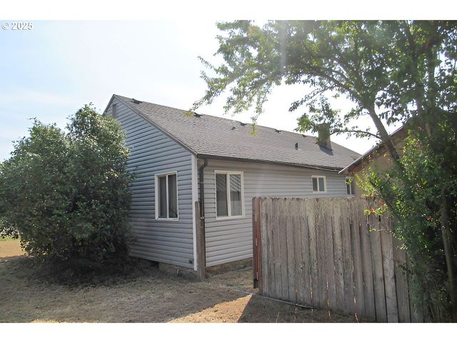 165 ROBINSON St, Sutherlin, OR 97479