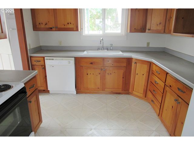 165 ROBINSON St, Sutherlin, OR 97479