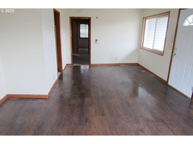 165 ROBINSON St, Sutherlin, OR 97479