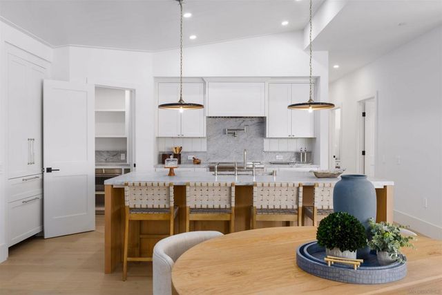 747 Orange Ave 304, Coronado, CA 92118