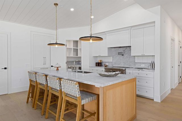 747 Orange Ave 304, Coronado, CA 92118