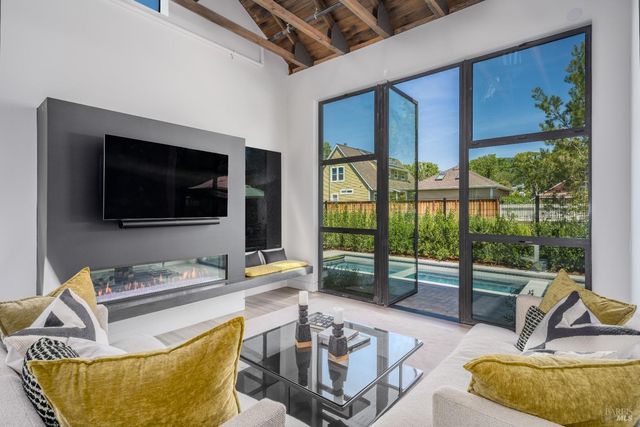 301 1st St W, Sonoma, CA 95476