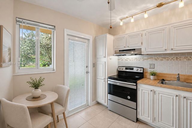 5950 Del Lago Circle 106, Sunrise, FL 33313