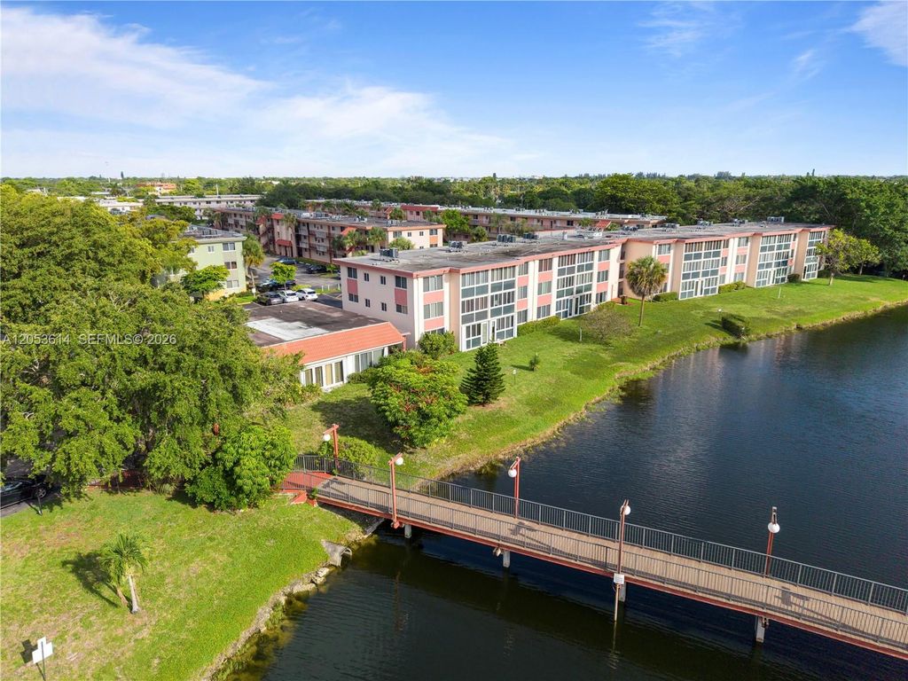 5950 Del Lago Circle 106, Sunrise, FL 33313