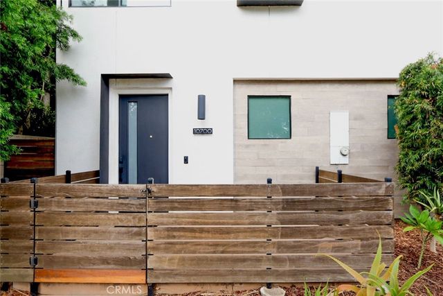 10700 W Octave, North Hollywood, CA 91601