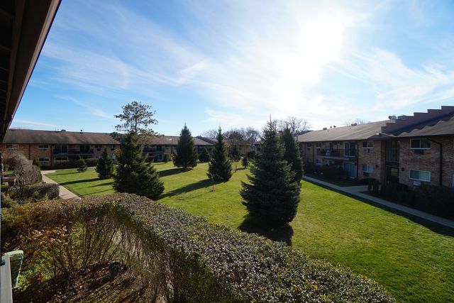 834 E Old Willow Road 209, Prospect Heights, IL 60070