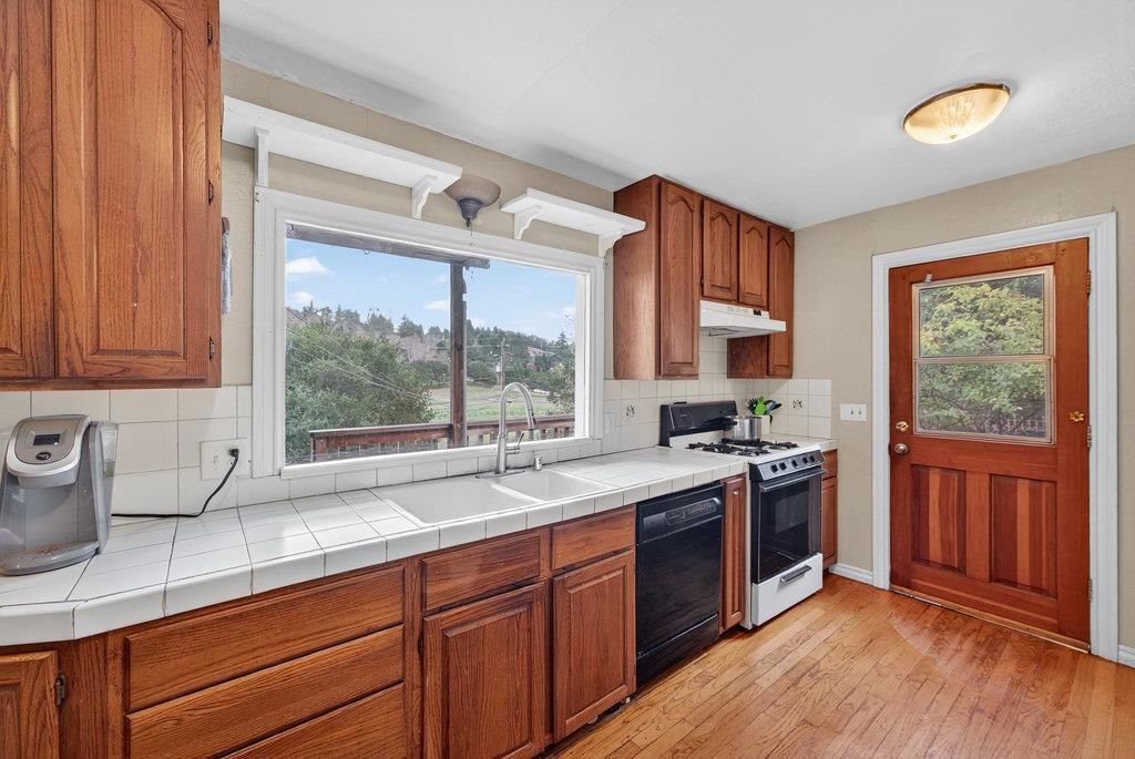 Image 7 of property listing at 885 Larkin Valley Road, Watsonville, CA 95076