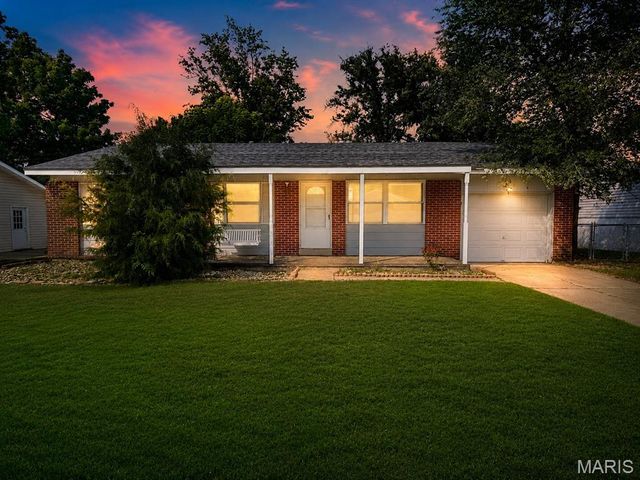 21 Saint Lawrence Drive, St Peters, MO 63376