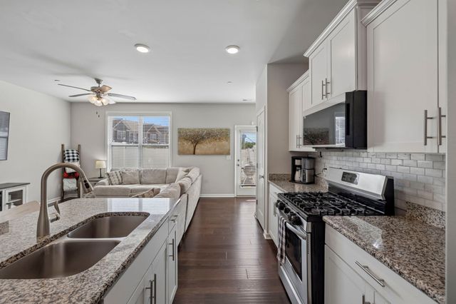 422 Manor Row, Pleasant View, TN 37146