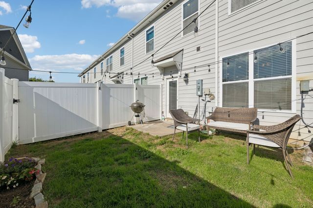 422 Manor Row, Pleasant View, TN 37146
