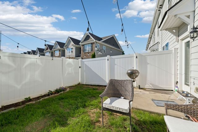422 Manor Row, Pleasant View, TN 37146