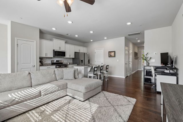 422 Manor Row, Pleasant View, TN 37146