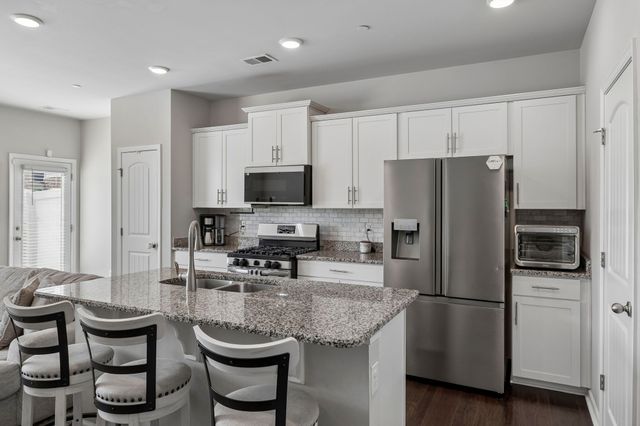 422 Manor Row, Pleasant View, TN 37146