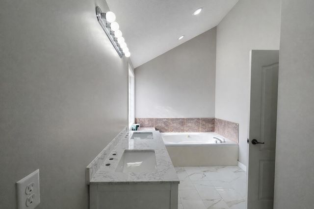 2401 S April Avenue, Springfield, MO 65807