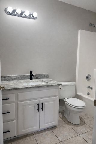 2401 S April Avenue, Springfield, MO 65807