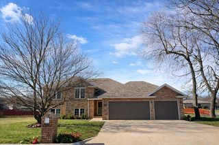 2401 S April Avenue, Springfield, MO 65807
