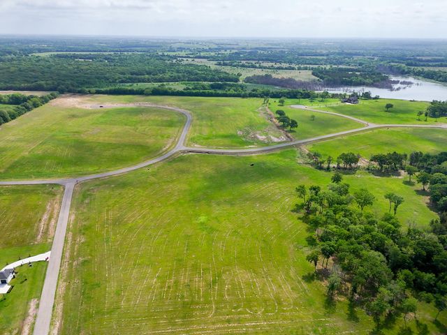 230 Lakewood Lane, Honey Grove, TX 75446