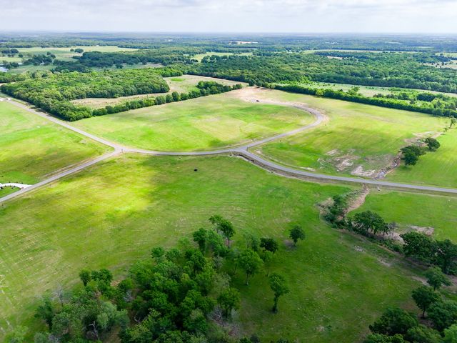 230 Lakewood Lane, Honey Grove, TX 75446