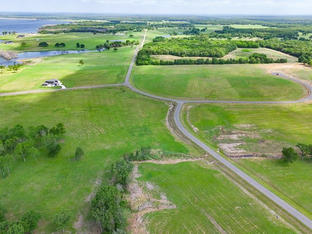 230 Lakewood Lane, Honey Grove, TX 75446