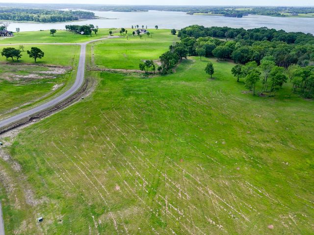 230 Lakewood Lane, Honey Grove, TX 75446