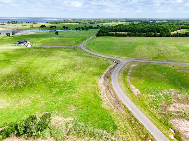 230 Lakewood Lane, Honey Grove, TX 75446