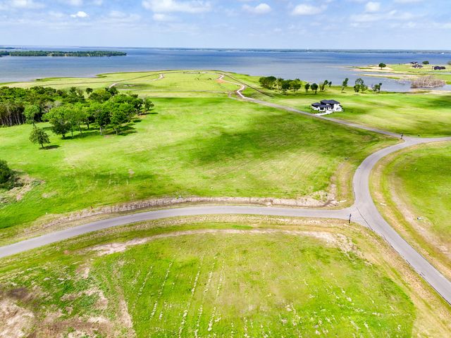 230 Lakewood Lane, Honey Grove, TX 75446