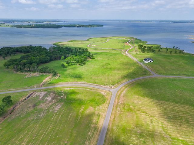 230 Lakewood Lane, Honey Grove, TX 75446