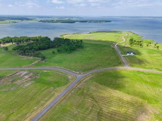 230 Lakewood Lane, Honey Grove, TX 75446