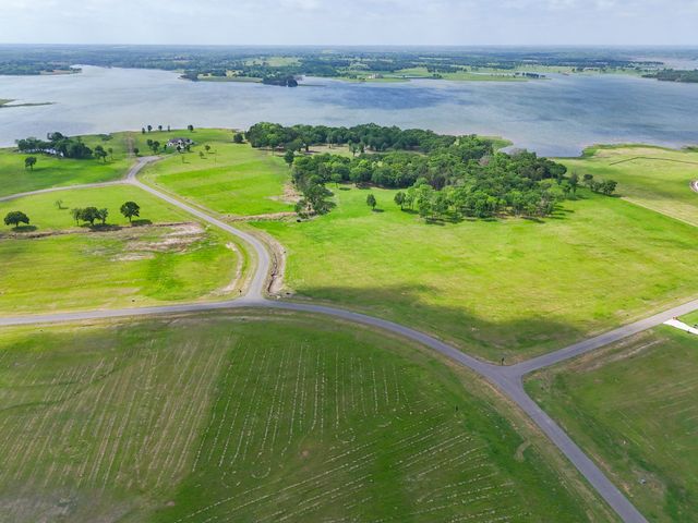 230 Lakewood Lane, Honey Grove, TX 75446
